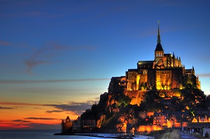 Der Mont Saint Michel bei Nacht